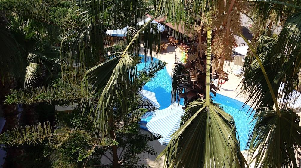 Semoris Hotel Side Exterior photo