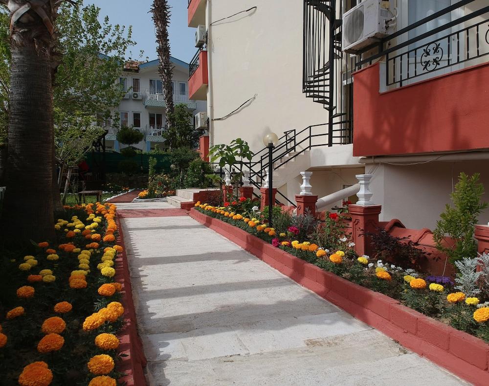 Semoris Hotel Side Exterior photo