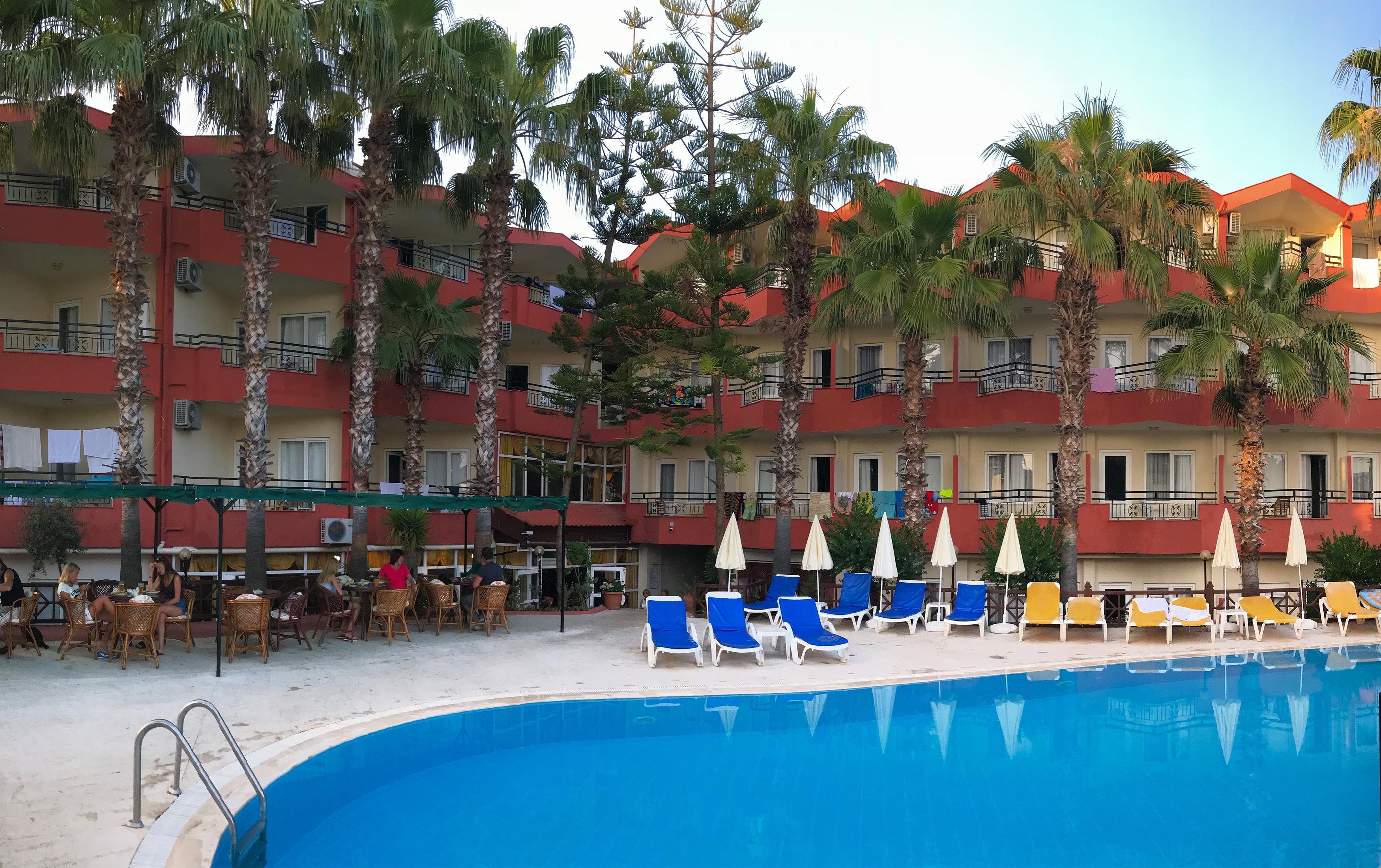 Semoris Hotel Side Exterior photo